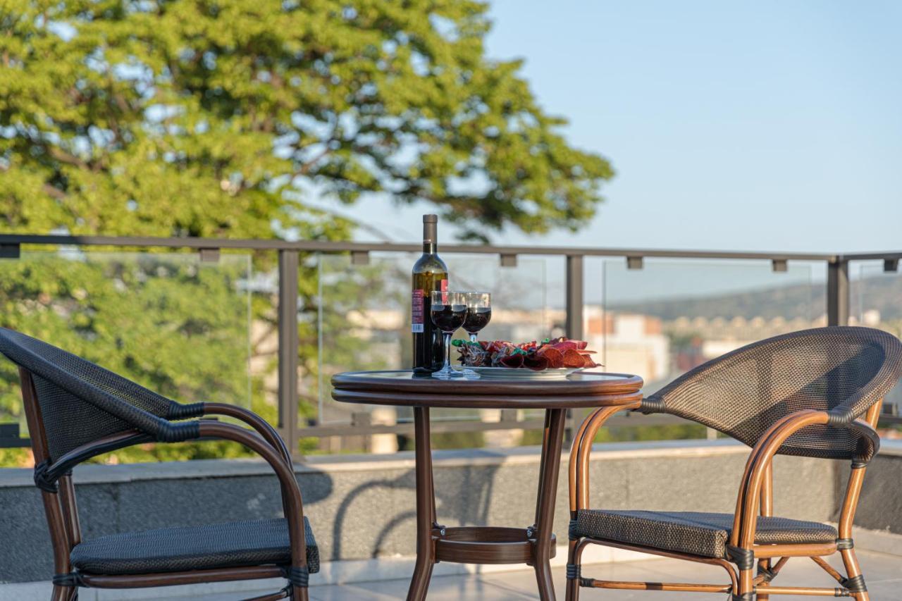 Vinum Hotel Tbilisi Buitenkant foto