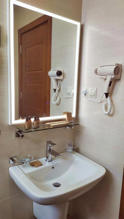 Vinum Hotel Tbilisi Buitenkant foto
